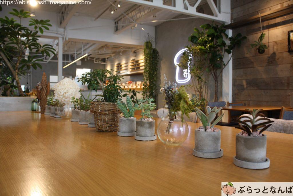 嵜本ベーカリーカフェ2階カフェスペーステーブル