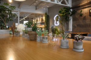 嵜本ベーカリーカフェ2階カフェスペーステーブル