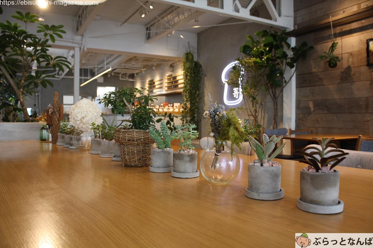 嵜本ベーカリーカフェ2階カフェスペーステーブル