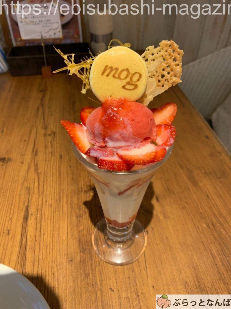 mog贅沢イチゴのパンケーキパフェ